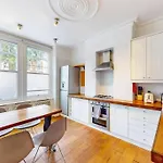 Terraced House With Backyard In Shepherds Bush